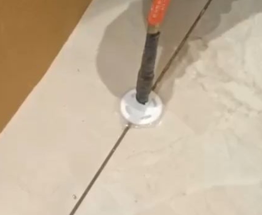 大余瓷砖空鼓维修公司专业解答瓷砖在铺贴过程中，如果没有涂抹均匀到位的粘结材料（如水泥砂浆或瓷砖胶），可能会导致以下问题